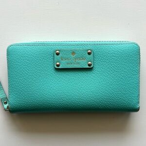 Kate Spade Wellesley Neda Wallet Clutch in a Turquoise Blue, Excellent Condition